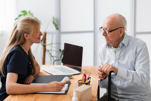 Les aides à domicile et l'assurance : ce qu'il faut savoir