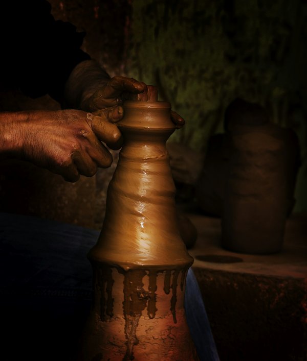 Comment découvrir les traditions de la poterie berbère au Maroc : ateliers et artisans recommandés ?